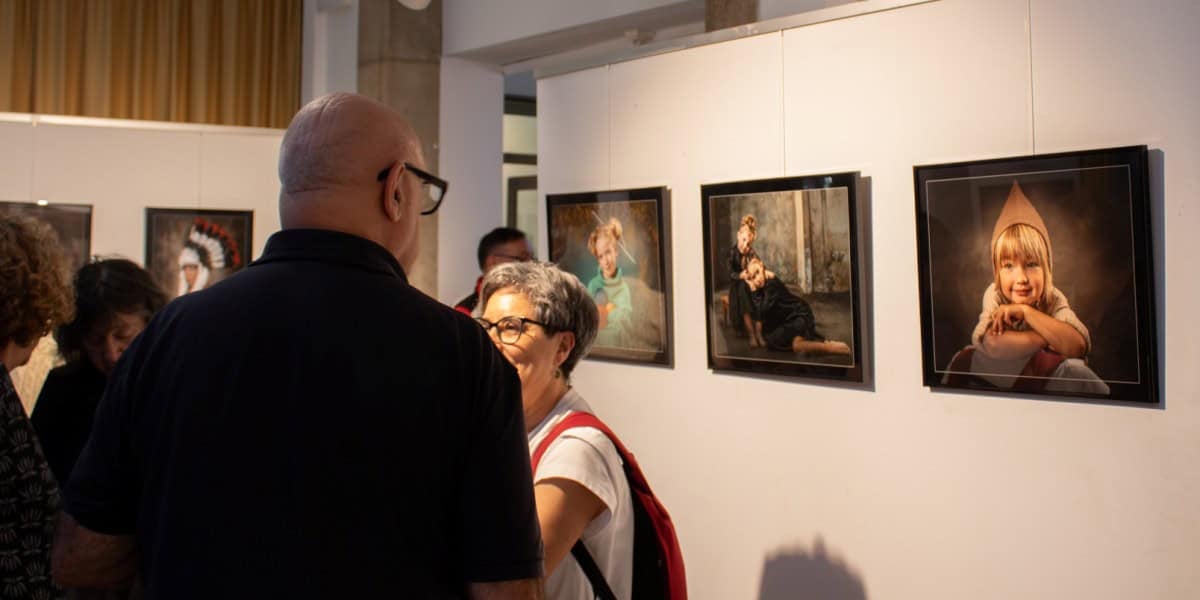 Assistents contemplant les obres. Autor: Xavi Cano.