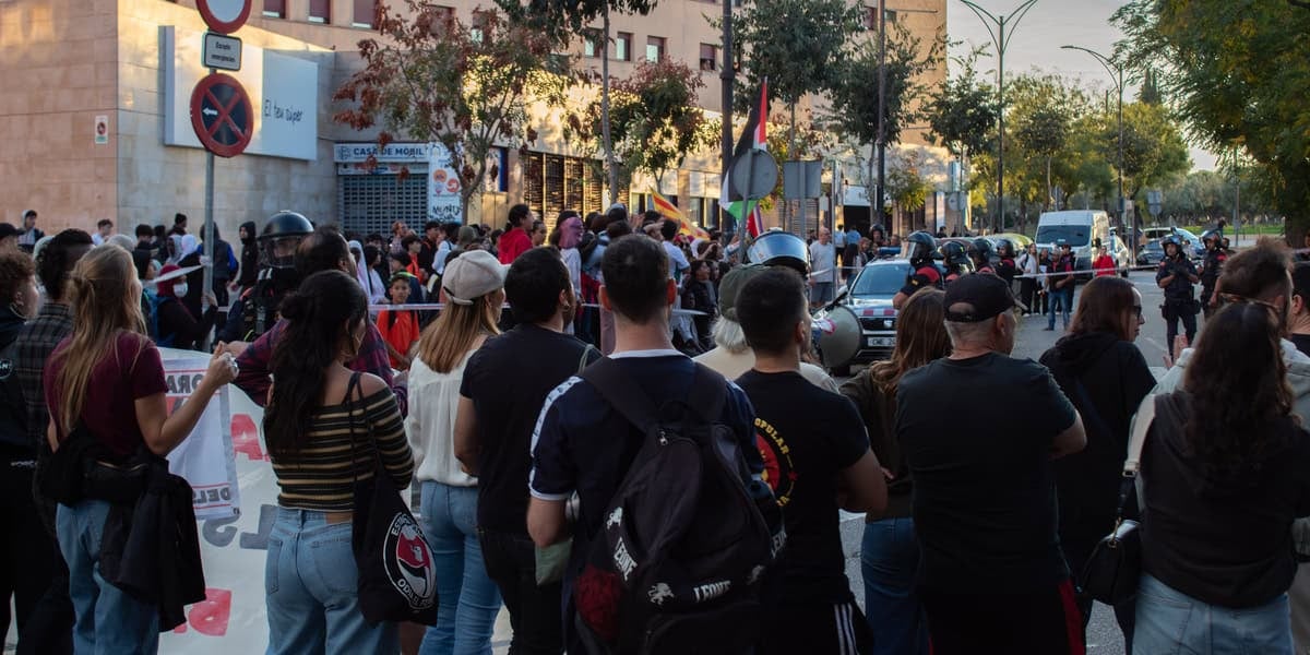 Manifestants i policia davant l'acte de Vox. Autor: Xavi Cano.