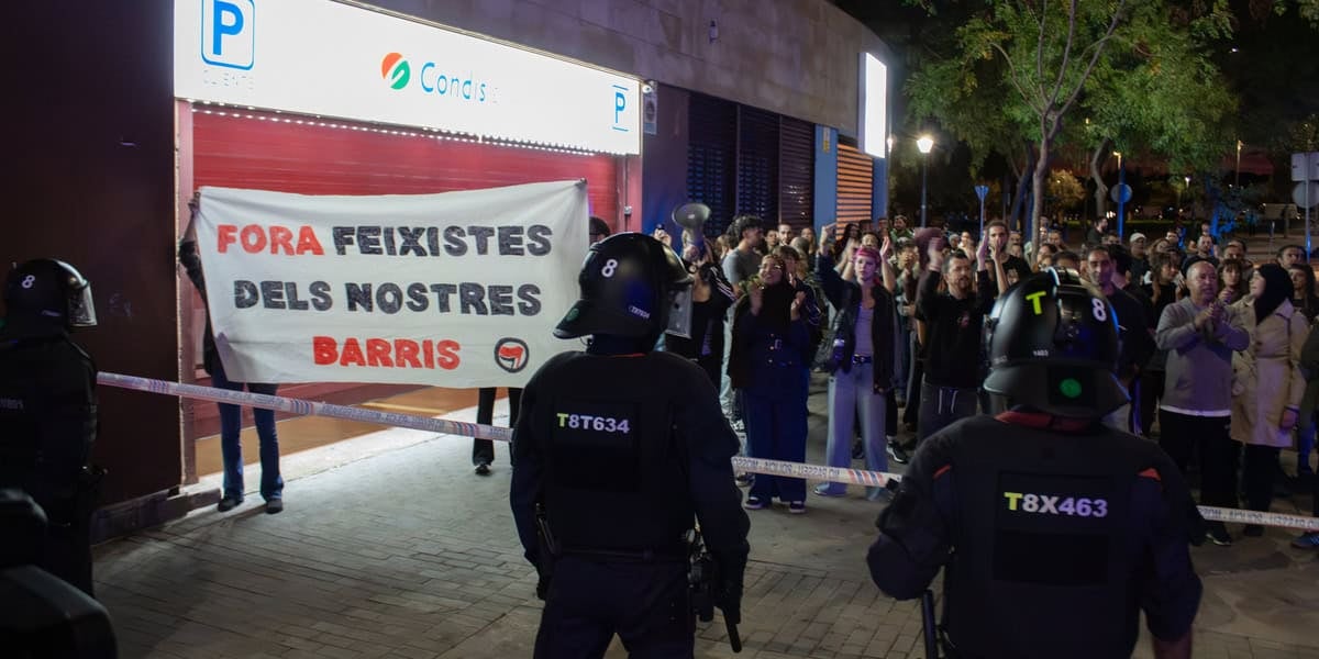 Grups antifeixistes manifestant-se contra Vox. Autor: Xavi Cano