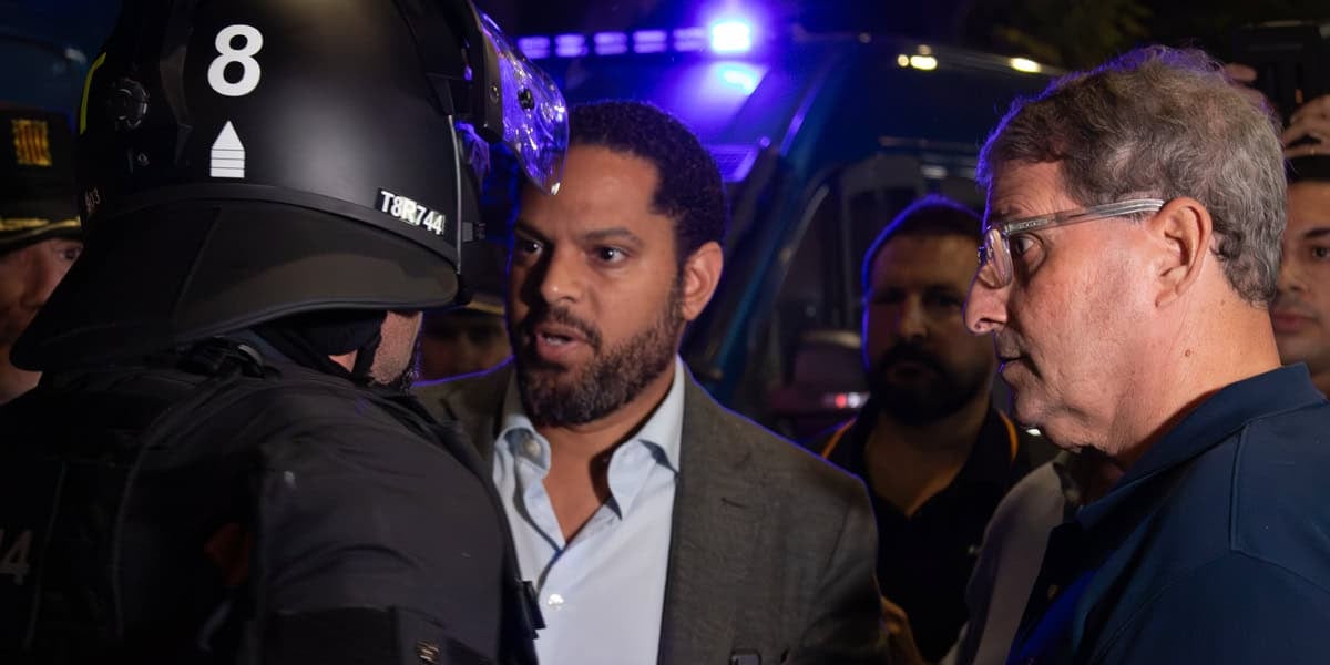 Ignacio Garriga (VOX), davant d'un antiavalot. Autor: Xavi Garriga.