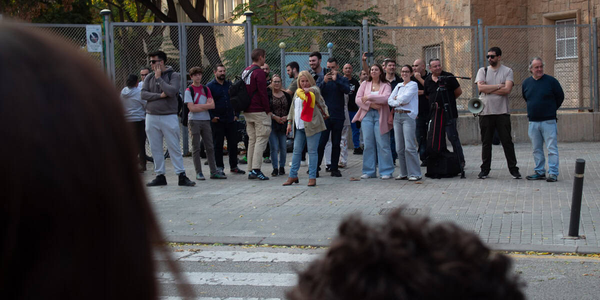 La portaveu de Vox, Nuria Acacio, davant el Sallarés i Pla. Autor: X.Cano.