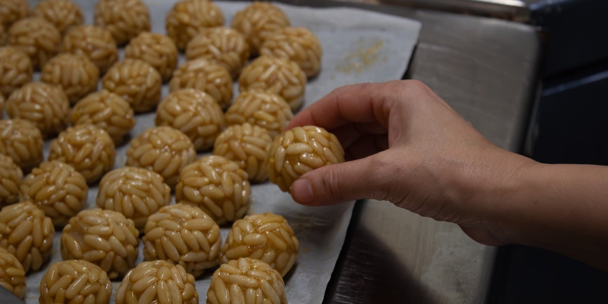 Elaboració de panellets de pinyó al forn Centenari. Autor: Xavi Cano.
