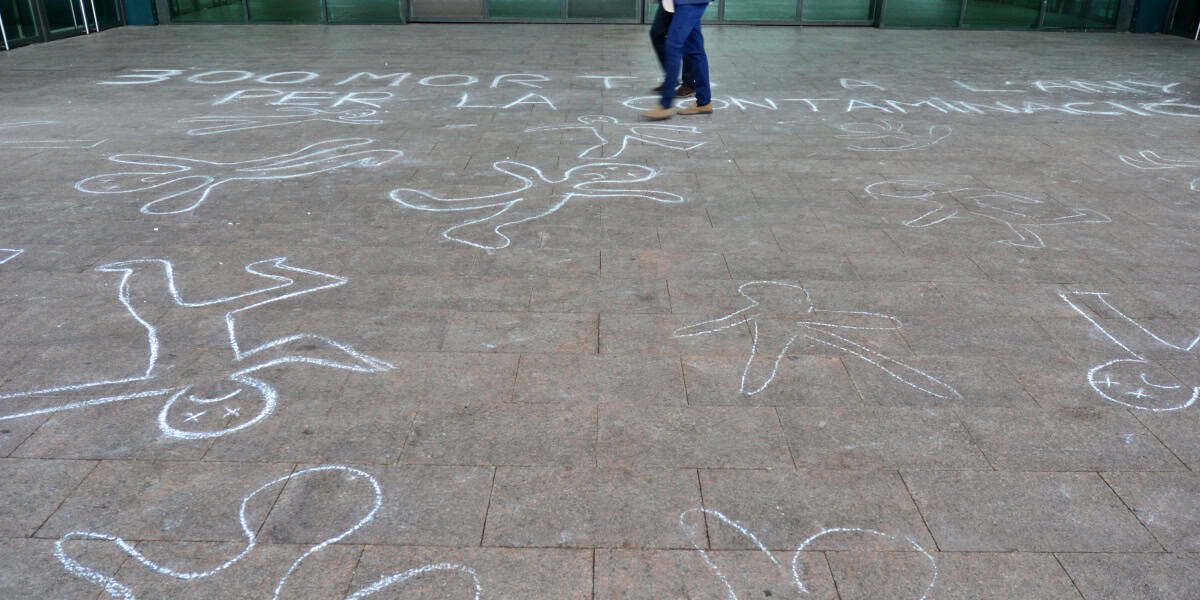 Guixades recordant que 300 persones moren cada any de forma prematura a Sabadell a causa de la contaminació, segons les entitats ecologistes locals. Autor: J.d.A
