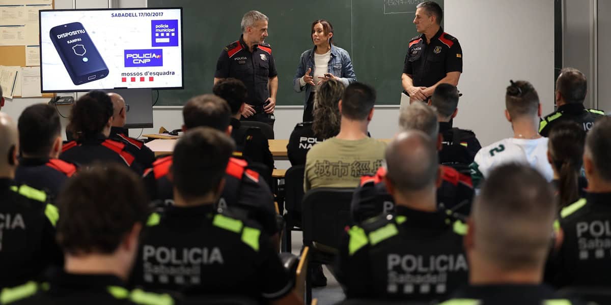 L'inspector Garcia i l'alcaldessa de Sabadell, Marta Farrés, durant el 'briefing' del pla Kanpai. Autor: D.Jiménez.