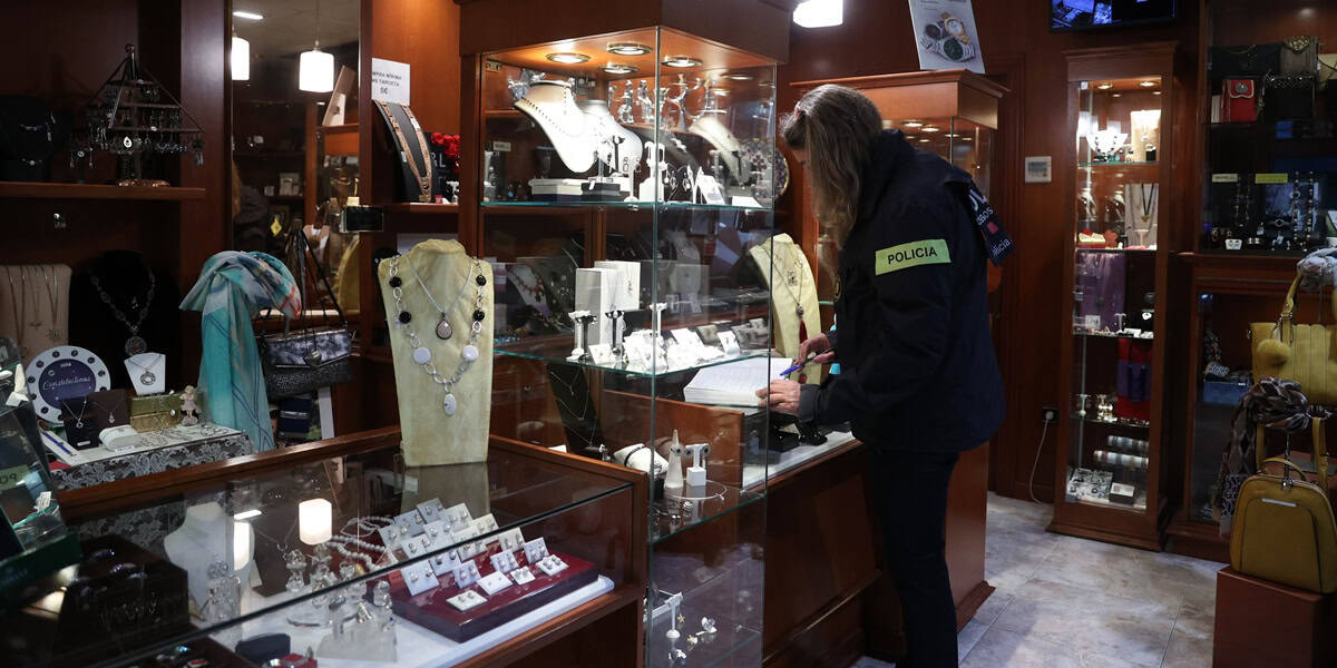 Agents en un comerç de la Ronda Zamenhof. Autor: D.Jiménez.