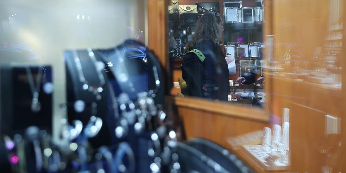 Agents en un comerç de la Ronda Zamenhof. Autor: D.Jiménez.