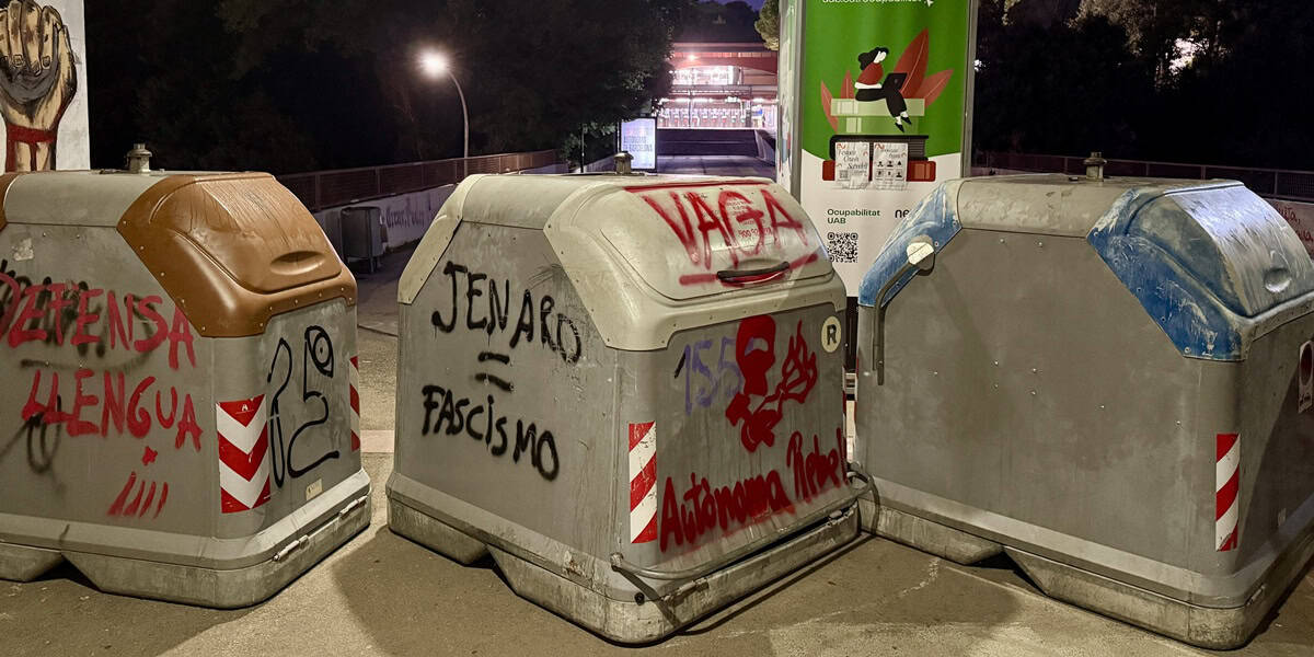 Barricada de contenidors a la UAB, el 3 d'octubre de 2025. Autor: ACN.