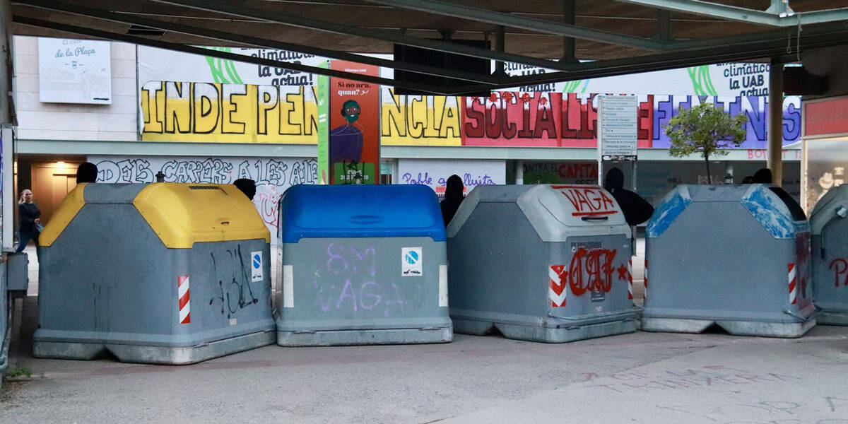 Barricada de contenidors a la UAB, el 3 d'octubre de 2025. Autor: ACN.