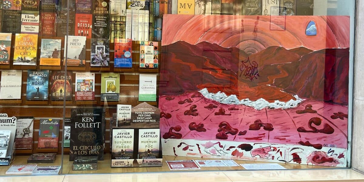 Aparador de La Llar del Llibre, en el marc de la campanya per visibilitzar el VIH.