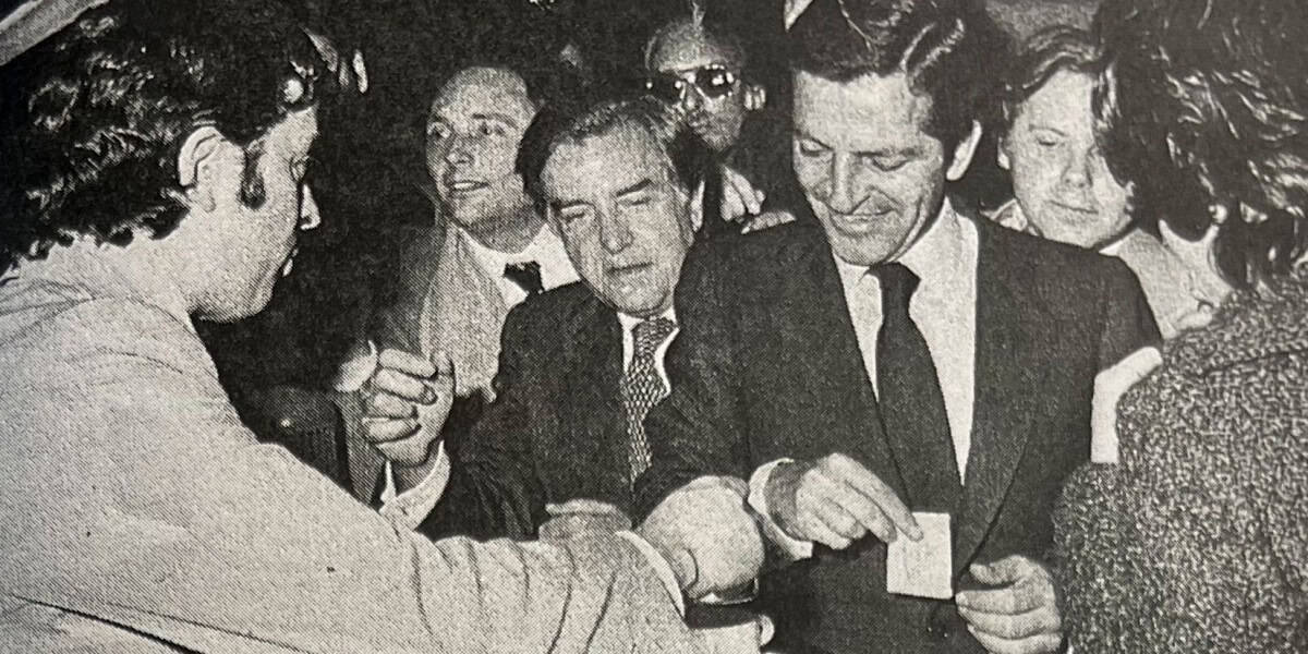 Miquel Borrell, servint un cafè amb llet al president Adolfo Suárez. Autor: cedida.