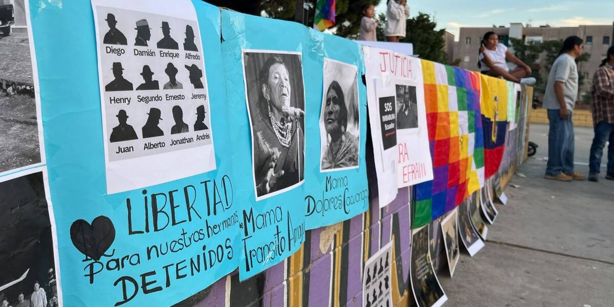 Pancartes a la plaça Picasso demanant la llibrtat dels 12 d'Otavalo. Autor: Jordi M.