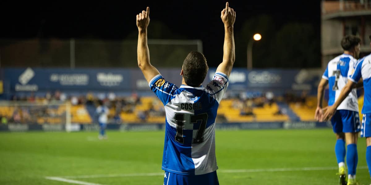 Coscia, al terra celebrant el seu gol. @CESabadell, via X
