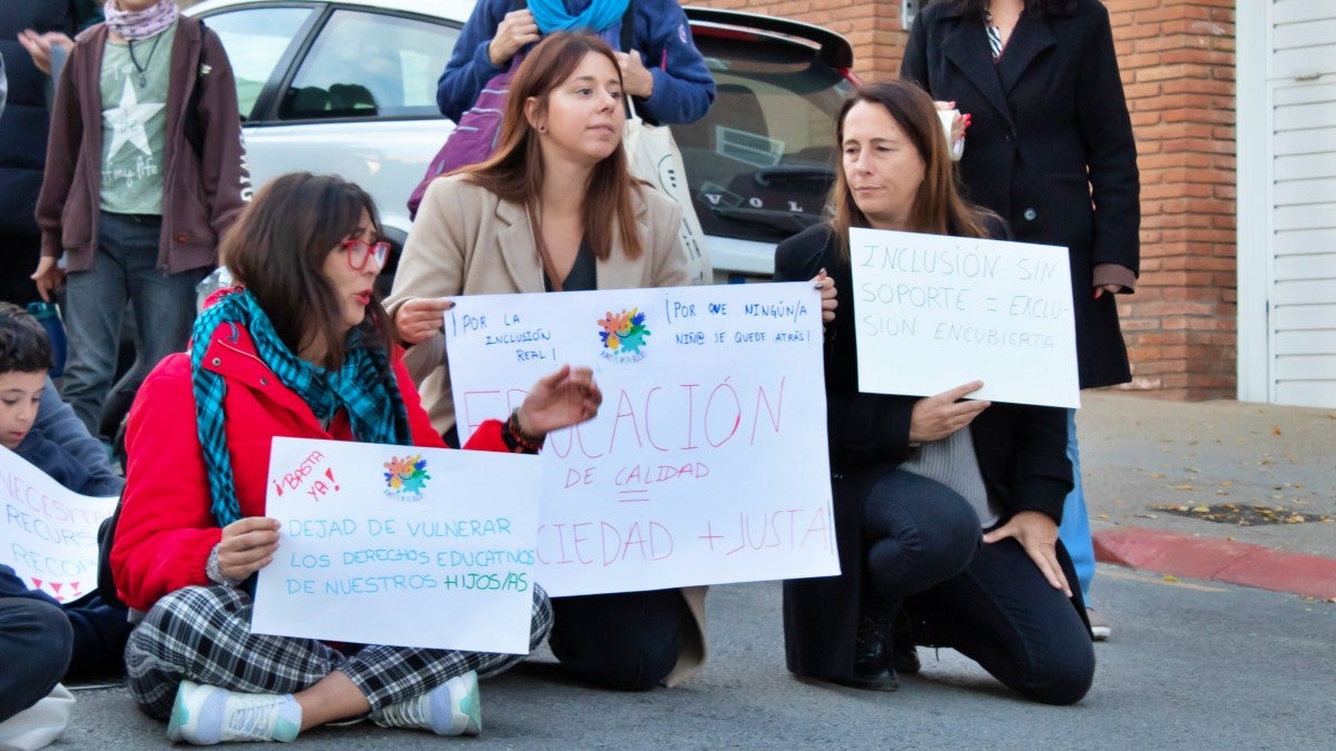 Pancartes exigint una educació inclusiva i de qualitat. Autor: Xavi Cano.