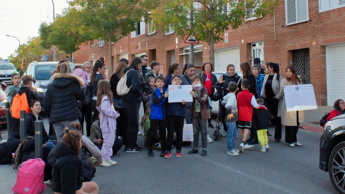 Famílies tallant el carrer d'Atlanta, aquest dimarts. Autor: Xavier Cano.