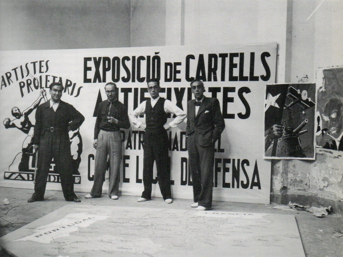 Exposició de cartells antifeixistes (3 octubre 1936). De dreta a esquerra: Camil Fàbregas, Pere Cadena, Josep Rosas i Gustau Vila (Grapa). Autor desconegut/AHS