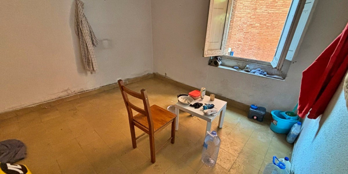 Un dels habitatges de la caserna, que ha estat desallotjada aquest dimarts. Autor: J.d.A.