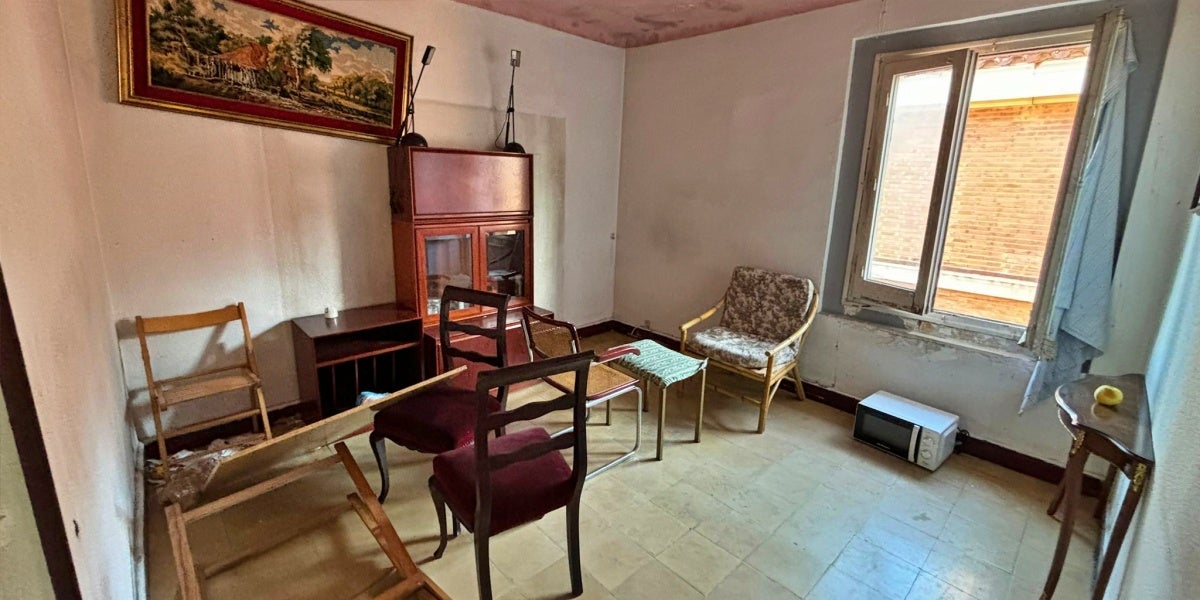 Un dels habitatges de la caserna, que ha estat desallotjada aquest dimarts. Autor: J.d.A.