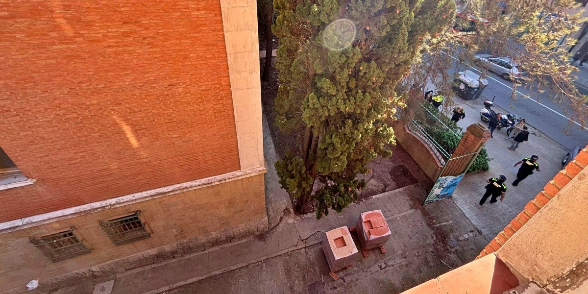 Un dels habitatges de la caserna, que ha estat desallotjada aquest dimarts. Autor: J.d.A.