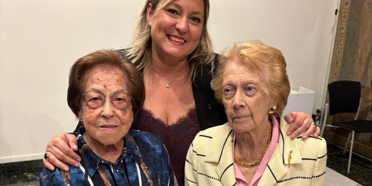 Dues de les sabadellenques centenàries, amb la regidora Laura Reyes (Gent Gran). Autor: cedida.
