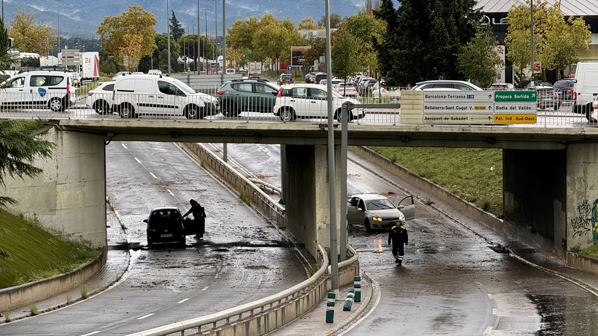 Foto portada: dos vehicles atrapats sota un pont de la Gran Via, a causa de la tempesta. Autor: ACN. 