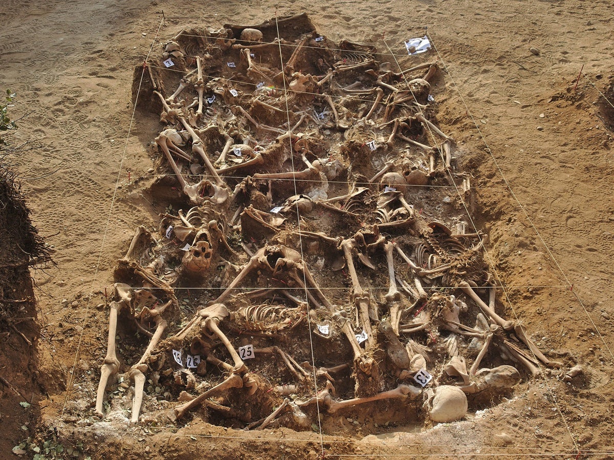 Una de las fosas comunes descubiertas en Estépar (Burgos) proveniente de agosto-septiembre de 1936, al inicio de la Guerra Civil Española. Por Mario Modesto Mata - Trabajo propio, CC BY-SA 4.0, https://commons.wikimedia.org/w/index.php?curid=36391125