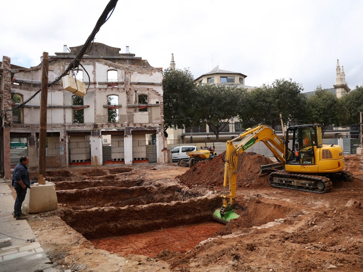 Un ciutadà observant l'enderroc de l'edifici de la plaça del Mercat. Autor: J.A