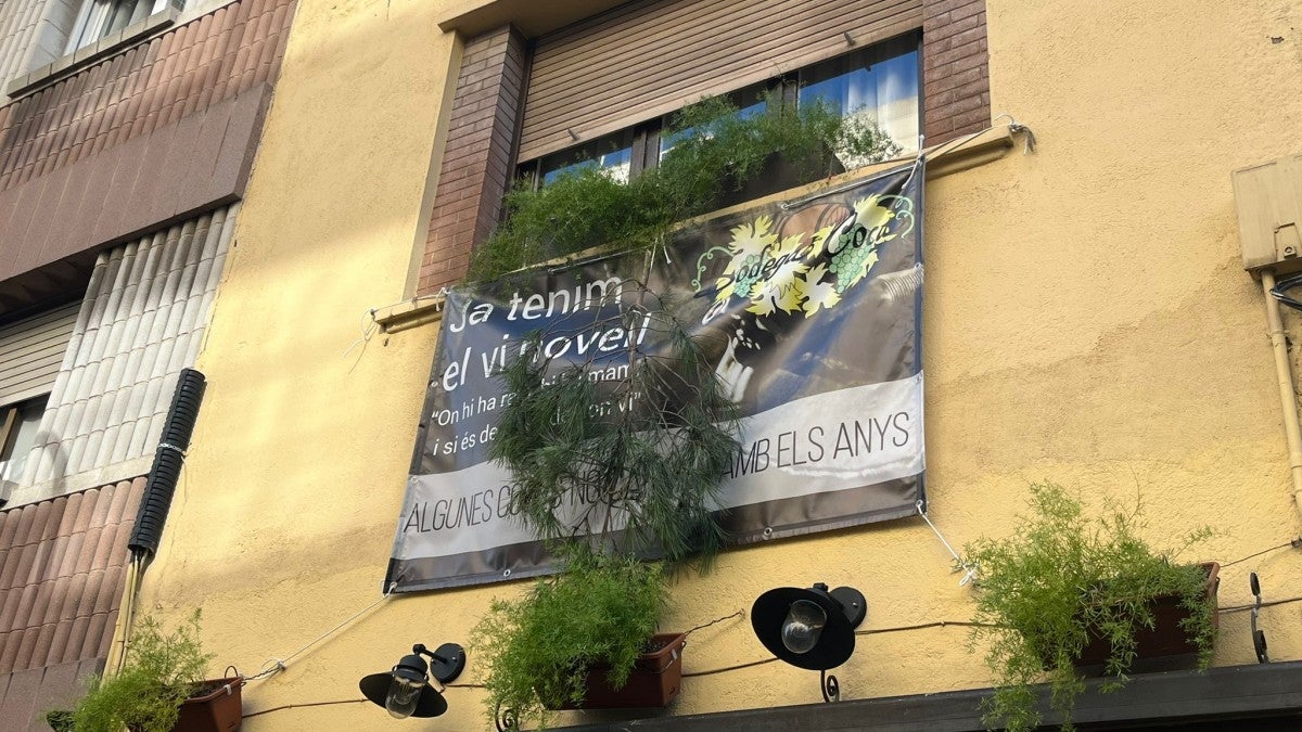 Balcó de la Bodega Coca, amb la branca de pi que anuncia l'arribada del vi novell. Autor: Jordi M