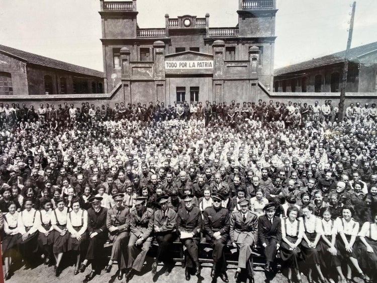 Comandaments i operaris davant la Baygual i Llonch. Foto: AHS.