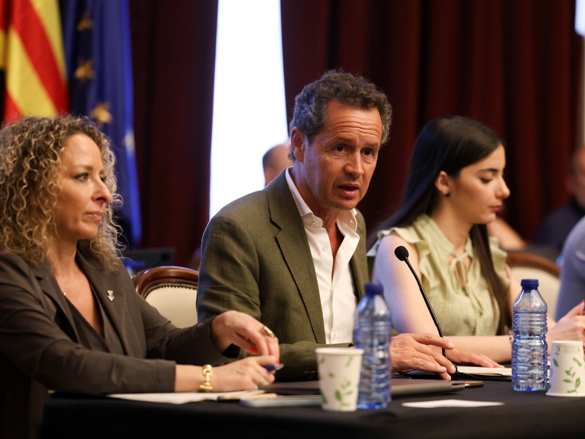 La regidora Katia Botta i Lluís Matas, de Junts, en un ple recent. Autor: D.Jiménez. 