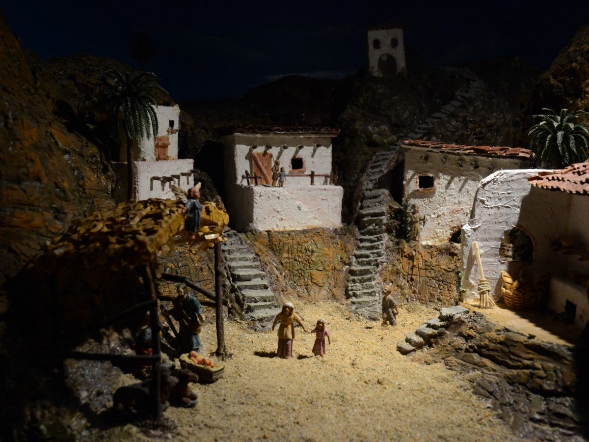 'Naixement al desert'. Pessebre de Sílvia Codina amb figures de l'Agrupació de Pessebristes. Fotos: Jordi M.