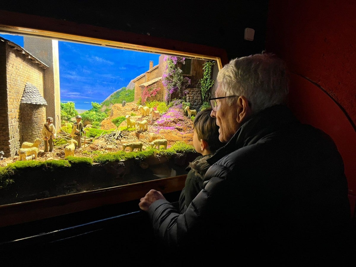 Avi i net observant el diorama de Francesc Bartolomé. Foto: Jordi M.