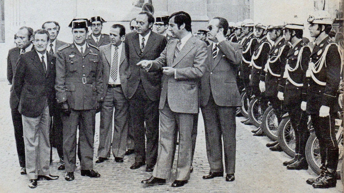 Acte oficial amb els regidor Ribas, Brunet, Grau (al mig) i Bernabeu.