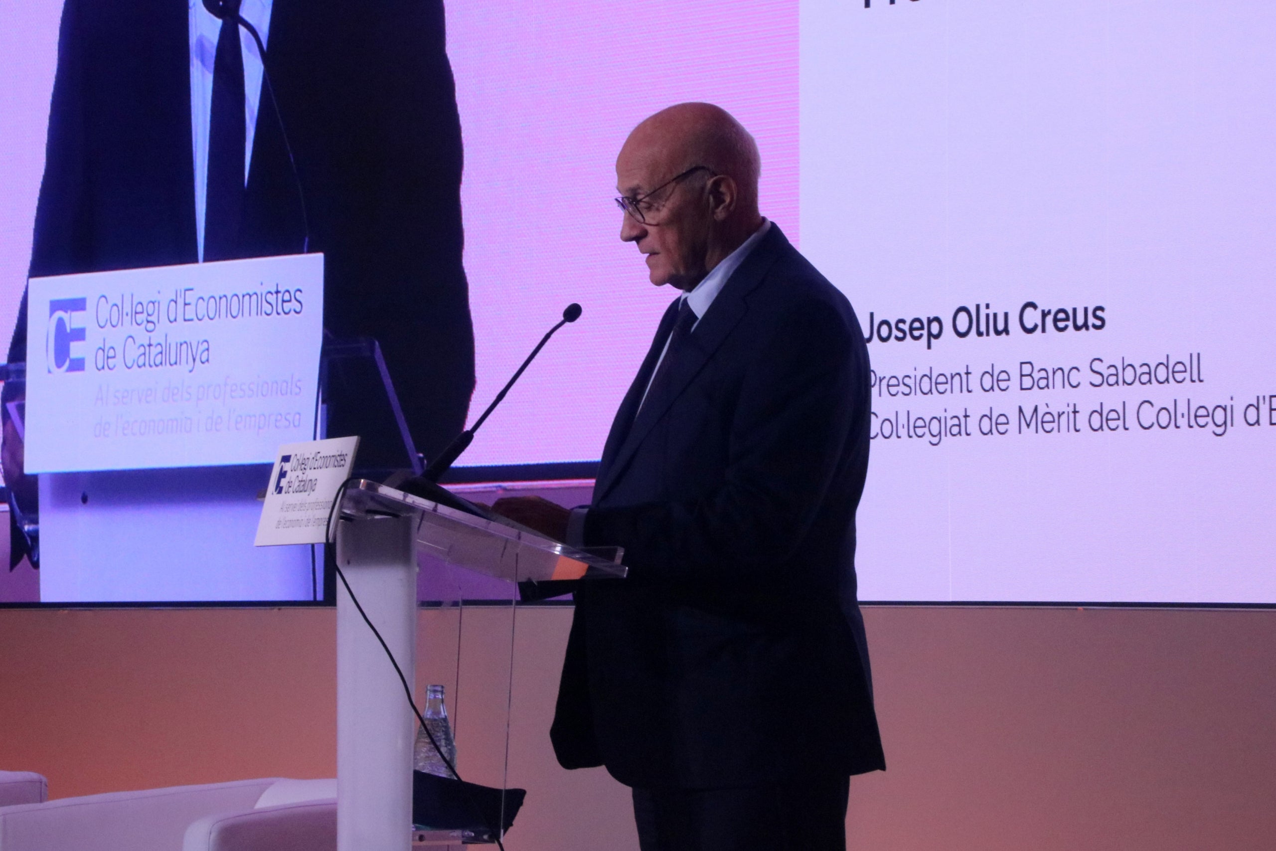 Josep Oliu, president del Banc Sabadell, al Col·legi d'Economistes. Autor: ACN.
