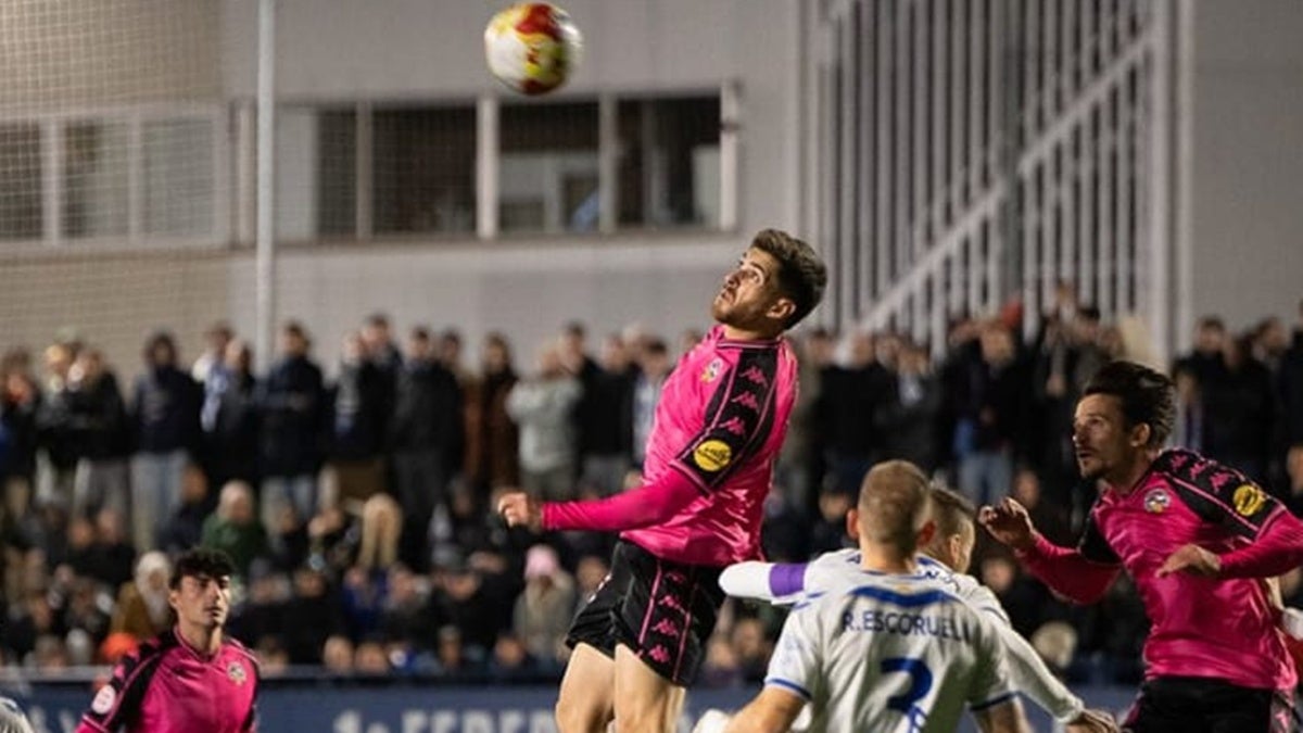 Disputa aèria durant el partit. @CESabadell