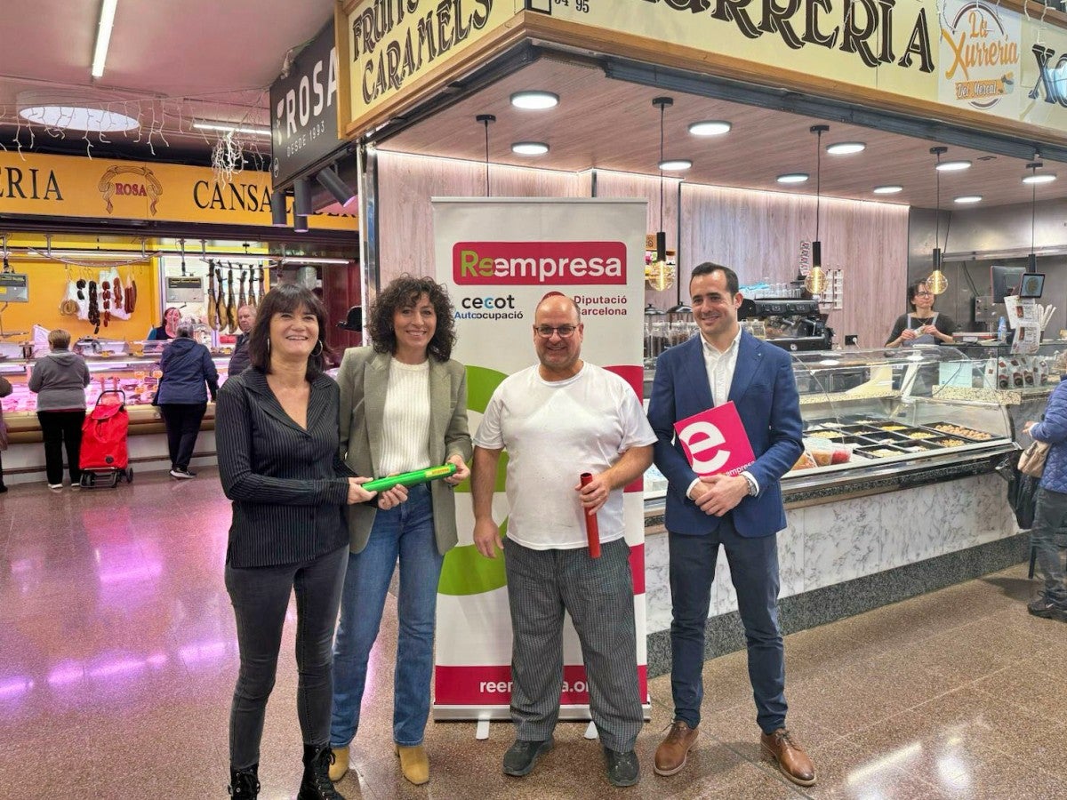 Serra (Diputació), González (Ajuntament) i Alba (CECOT), amb José Torres, responsable de la Xurreria del Mercat. Autor: cedida.