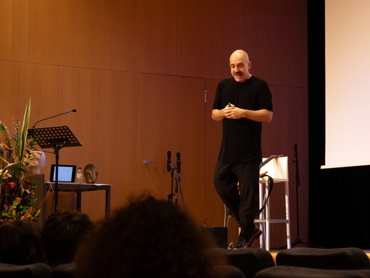 El perruquer Alexis Ferrer, durant l'entrega del Premi Tenacitat. Autor: Xavi Cano. 