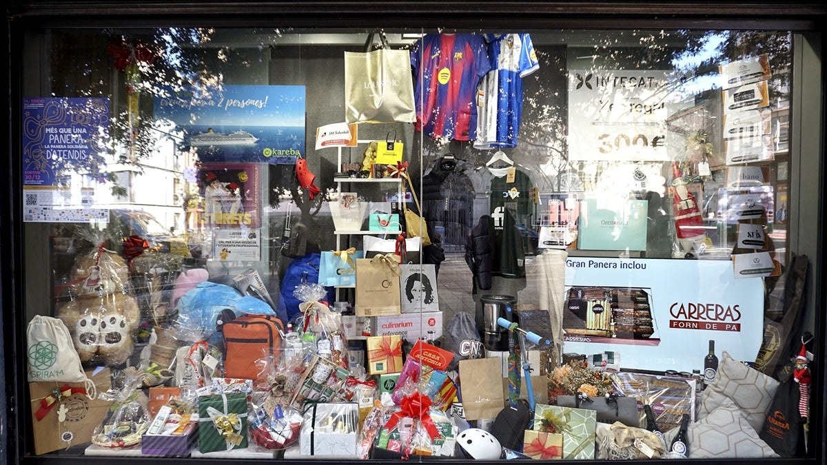 Els productes de la panera, exposats a l'aparador de Xeviot. Cedida