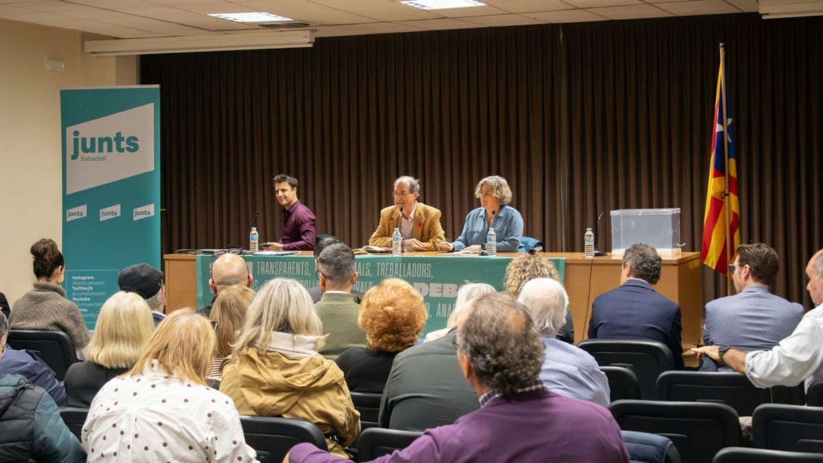 Un moment a l'inici de l'assemblea de Junts. Autor: Xavi Cano. 