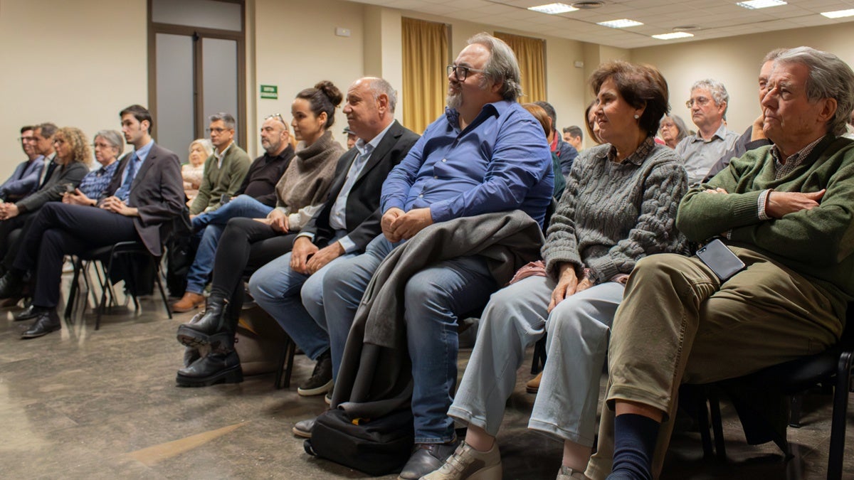 El president local de Junts, Francesc Baró, al mig (de blau). Autor: Xavi Cano.