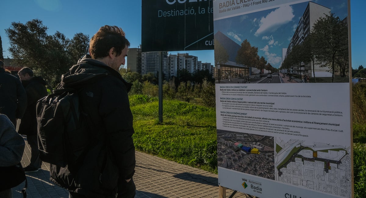 Plafons sobre el nou projecte, a l'entrada de Badia. Autor: cedida.