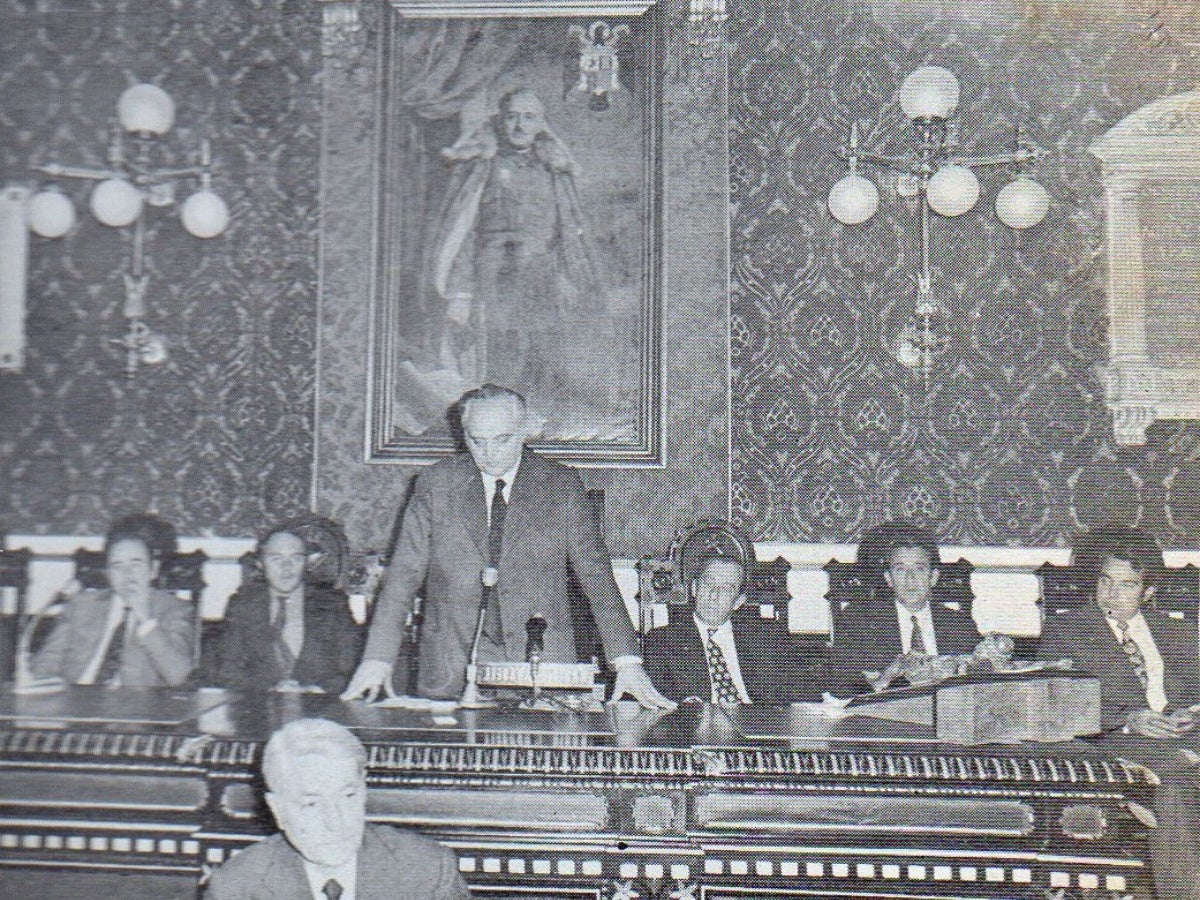 L'alcalde Josep Burrull presidint el ple municipal.  