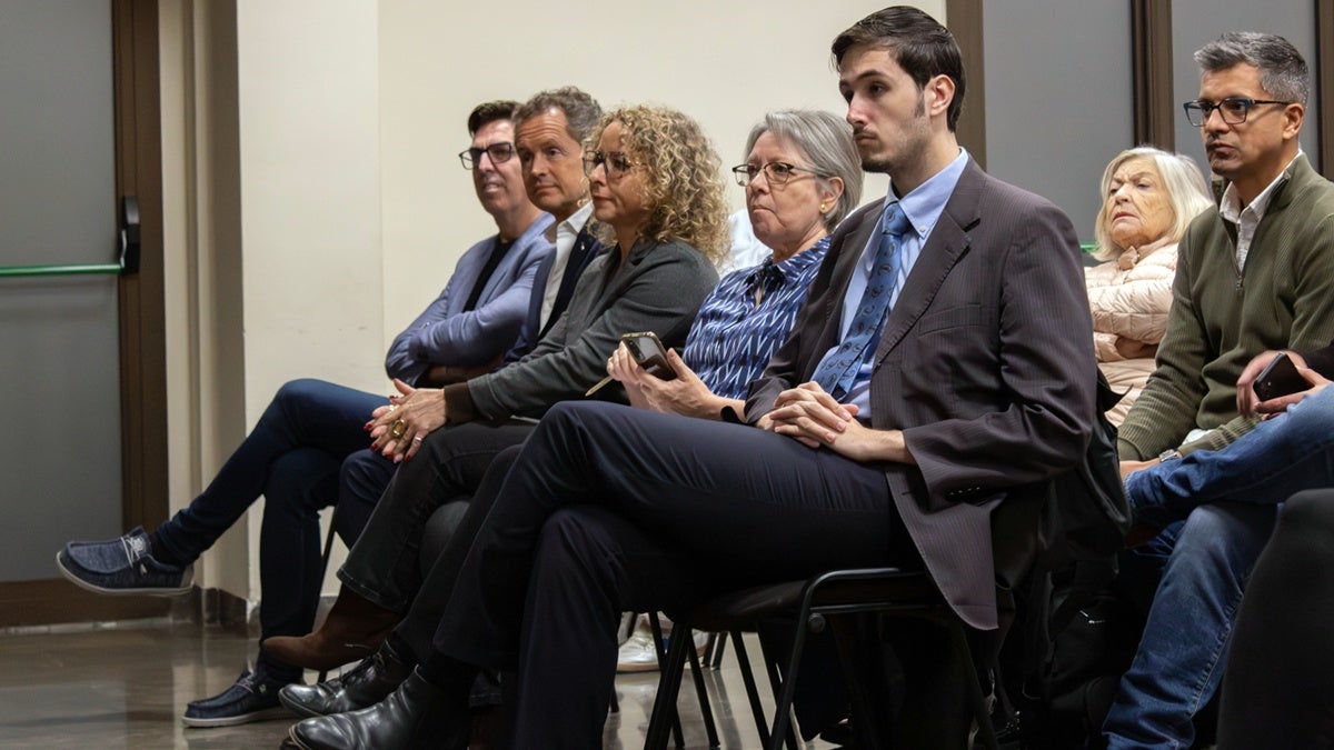 Carné, Matas, Botta i altres membres de Junts, a l'assemblea. Autor: Xavi Cano.