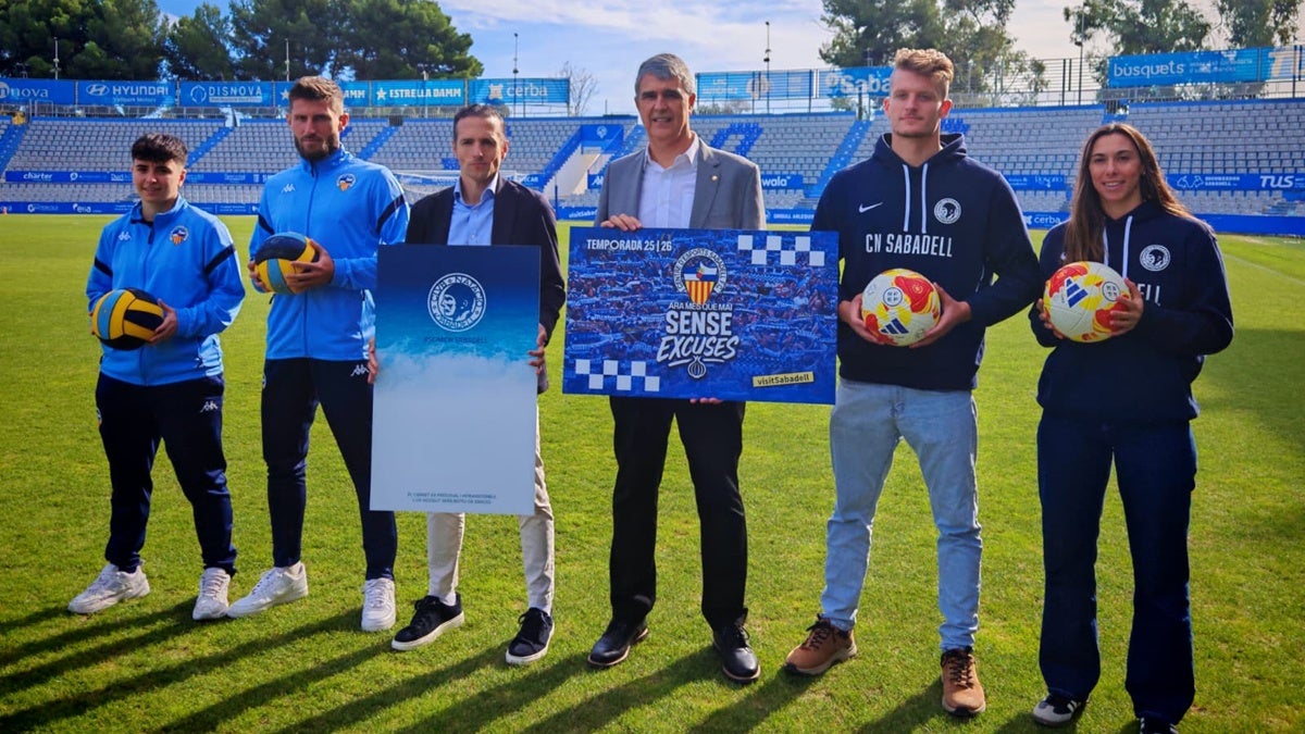 Els presidents Morilla-Giner i Martí, acompanyats de jugadors del CE Sabadell i del Club. Autor: Albert P.