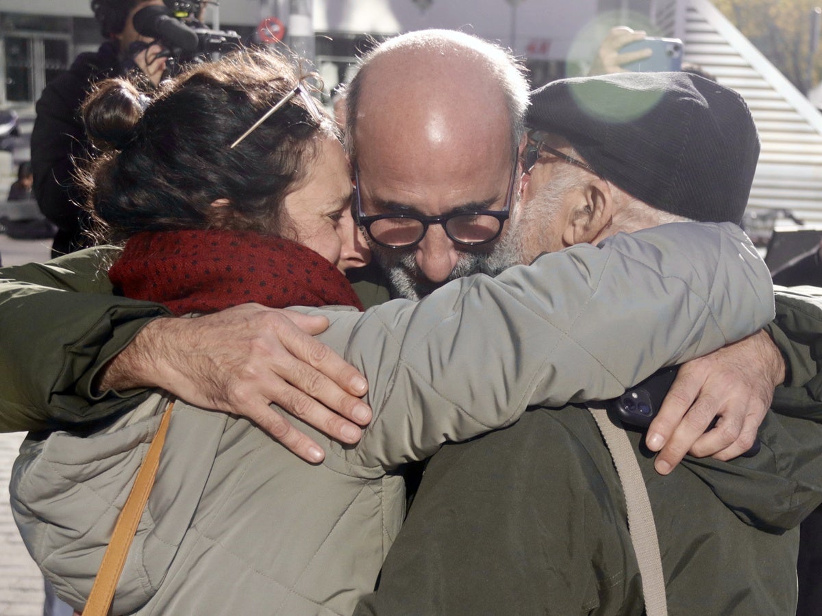 La germana, el germà i el pare d'Helena Jubany, a l'exterior dels jutjats de Sabadell. Autor: ACN. 