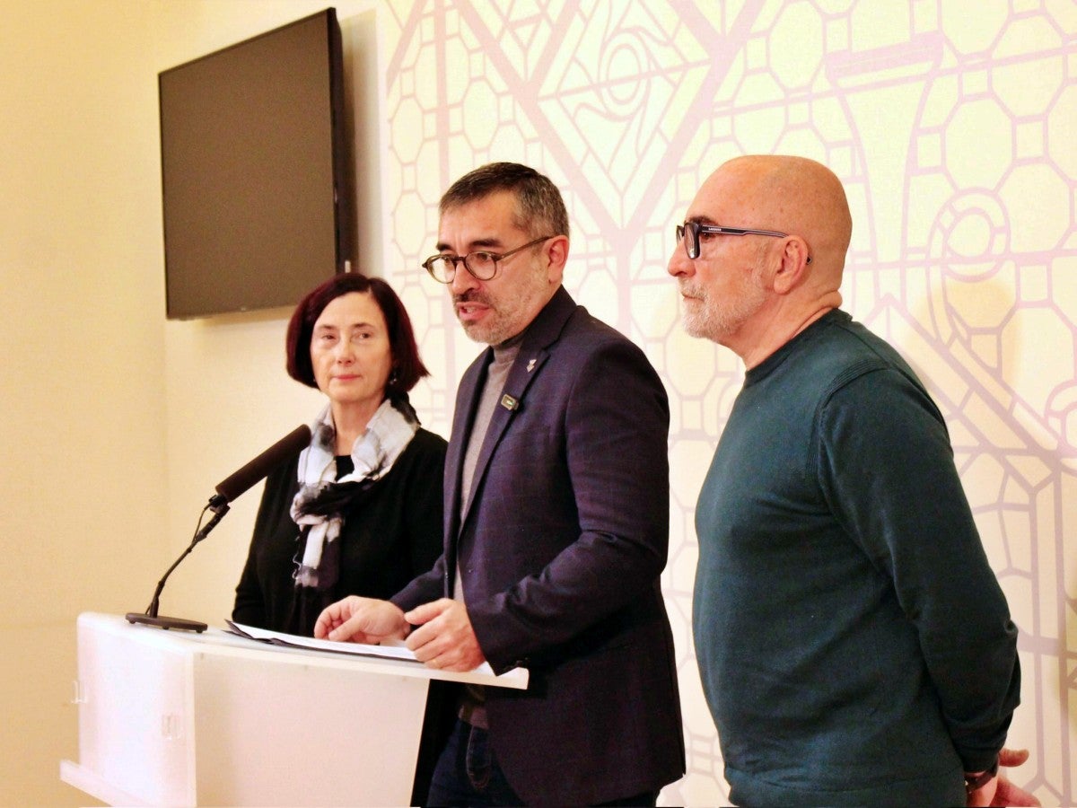 Gabriel Fernàndez, amb Carme García i Jaume Roig, presentant les al·legacions a les ordenances fiscals. Autor: @gent_sbd