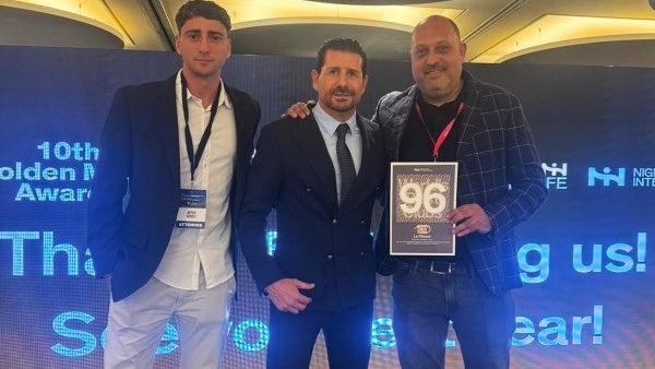 Gómez, Boada (FECASARM) i Jané, amb la distinció. Foto: cedida.