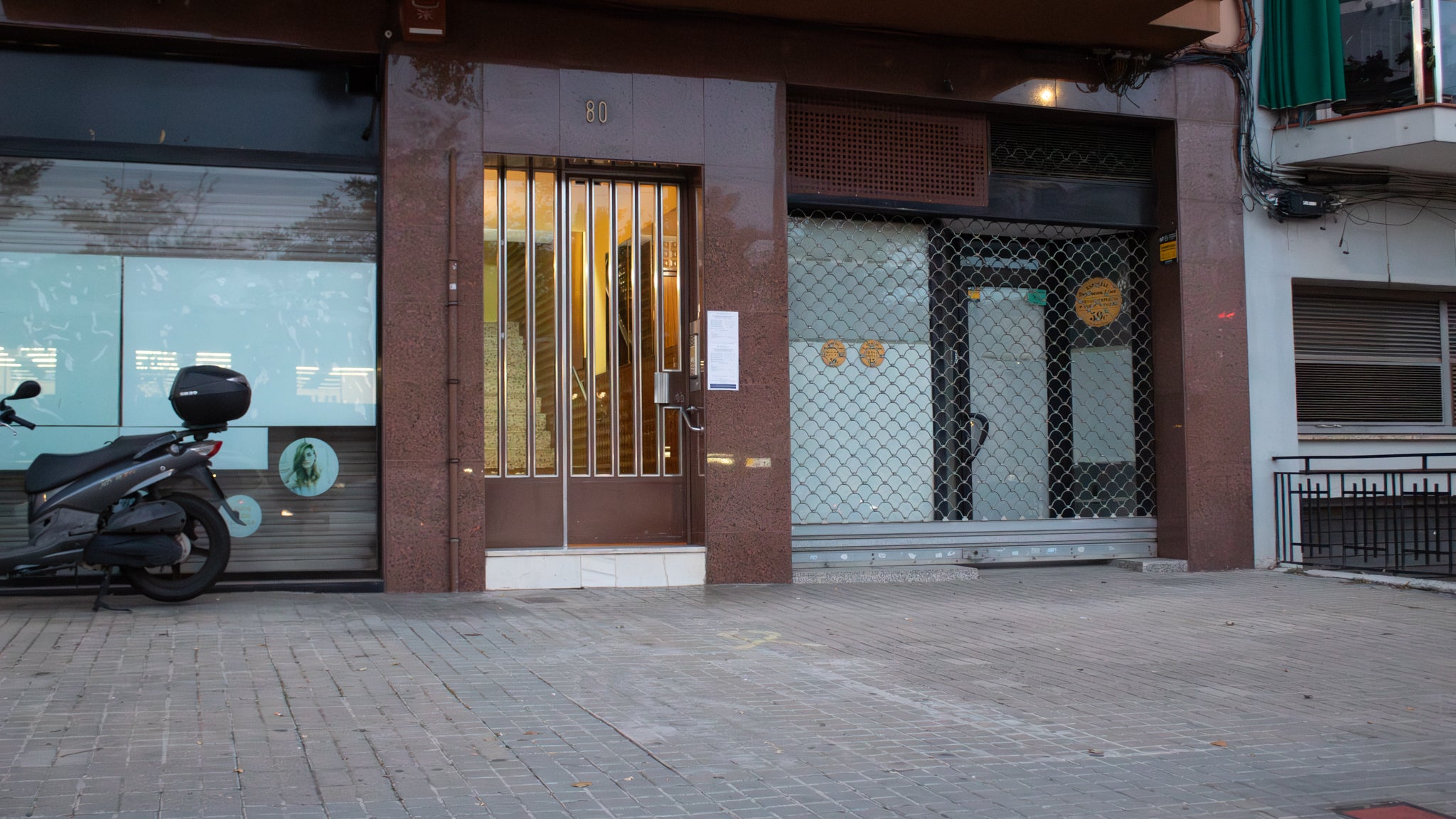 Exterior del número 80 del carrer de Sol i Padrís, aquest dilluns. Autor: Xavi Cano. 