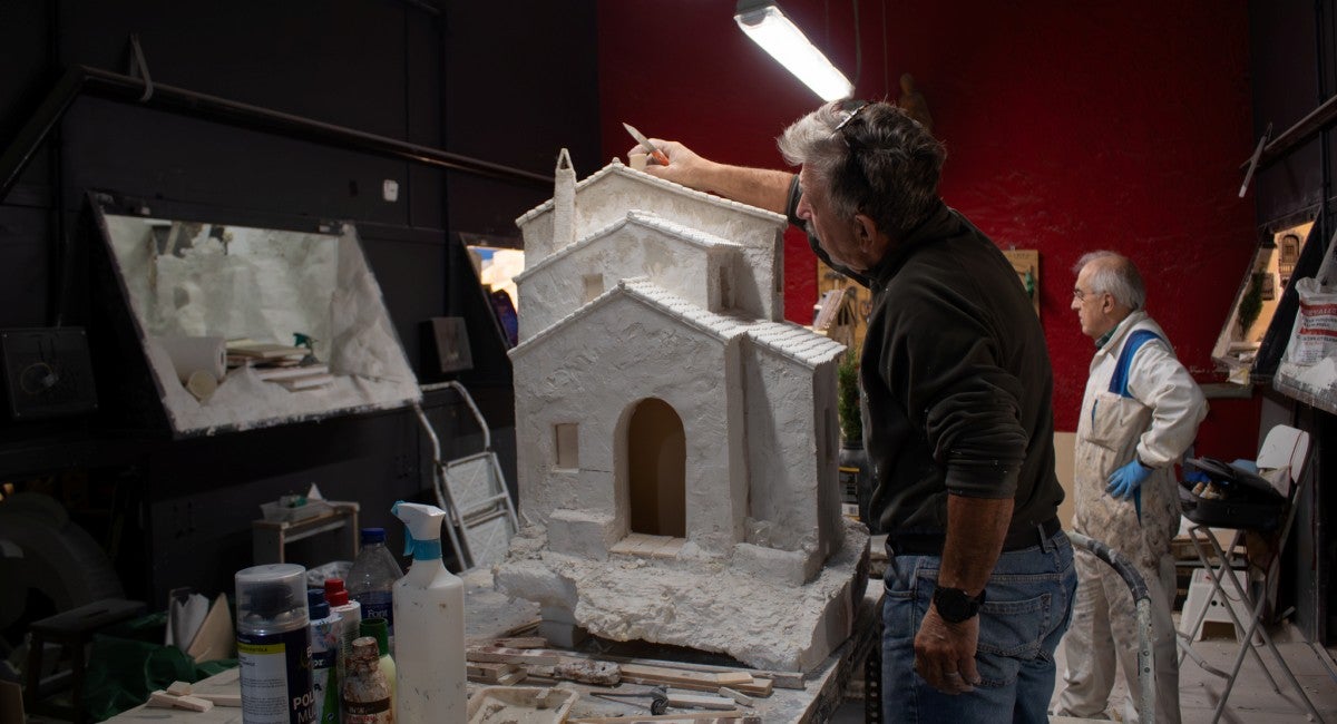 Pessebrista treballant en un dels diorames. Autor: Xavi Cano.