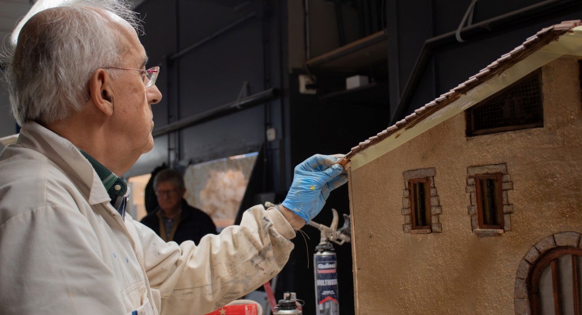 Pessebrista treballant en un dels diorames. Autor: Xavi Cano.