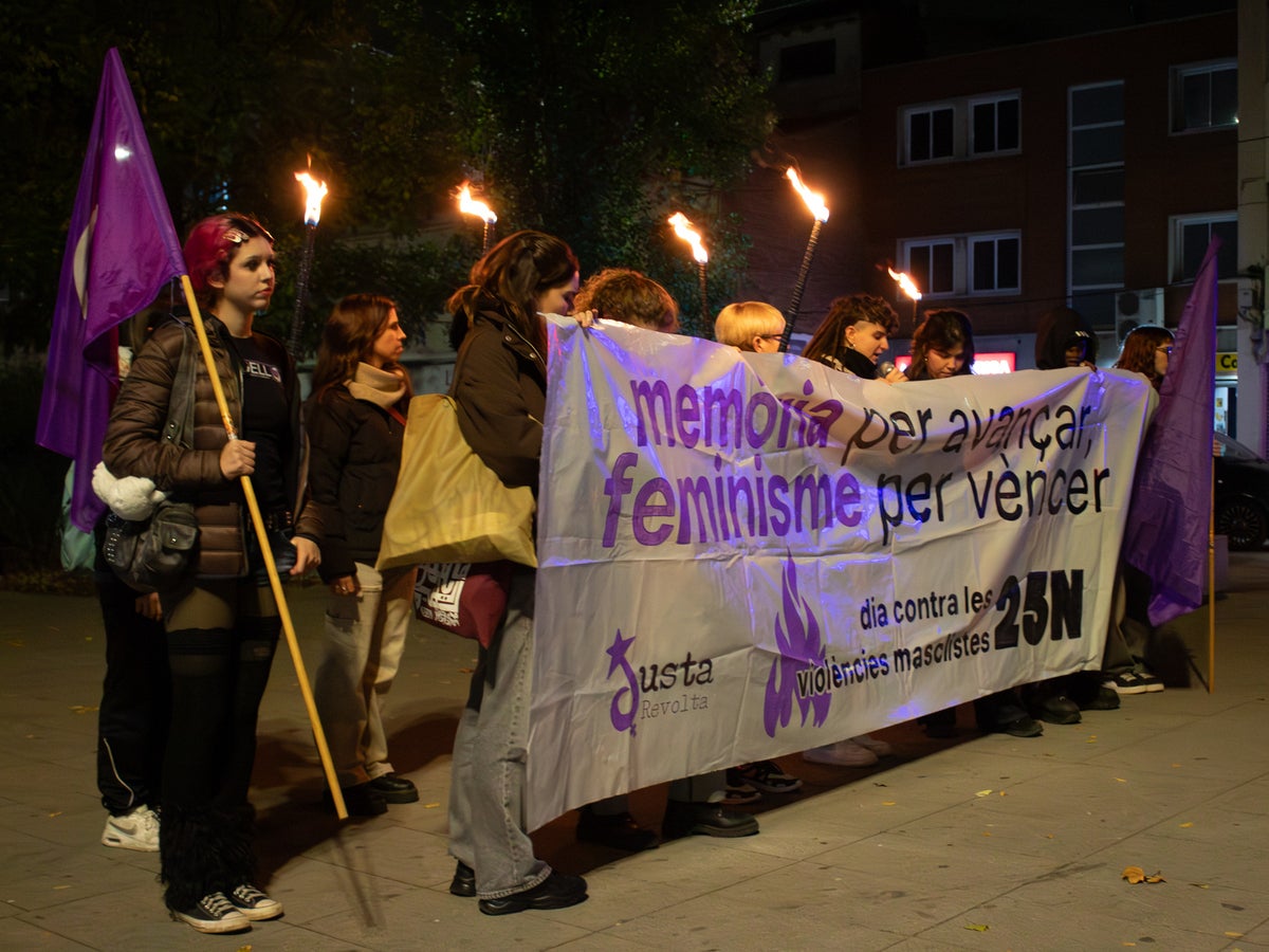 Concentració de torxes, vigília del 25-N de 2025. Autor: Xavi Cano.